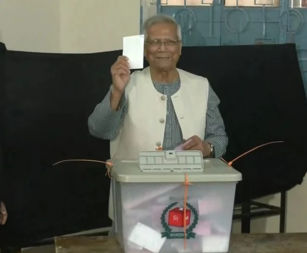 ভোট দেওয়া শেষে সবাইকে 'ঈদ মোবারক' জানান প্রধান উপদেষ্টা